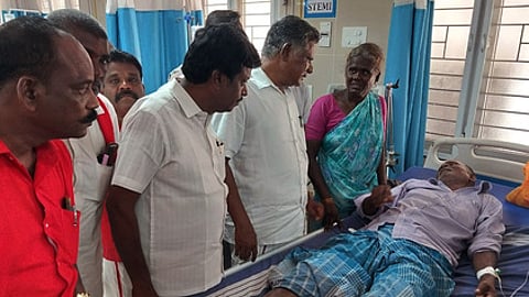 கள்ளக்குறிச்சி மாவட்ட அரசு மருத்துவக் கல்லூரி மருத்துவமனையில் சிகிச்சை பெற்று வருவோருக்கு ஆறுதல் கூறிய இந்திய கம்யூனிஸ்ட் மாநிலச் செயலா் இரா.முத்தரசன்.