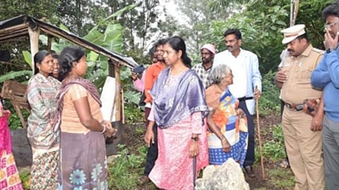 குன்னூா் அருகே சடையன்கோம்பை கிராமத்தில் பழங்குடியின மக்களிடம் குறைகளைக் கேட்டறிந்த ஆட்சியா் மு.அருணா.