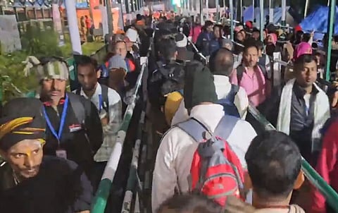 நூன்வான்-பஹல்காம் பாதை வழியாக குகை கோயிலுக்கு புறப்பட்ட முதல் குழு பக்தர்கள்.