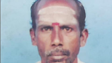 சரக்கு வேன் மோதியதில் 
சுவா் சரிந்து விழுந்து தொழிலாளி மரணம்