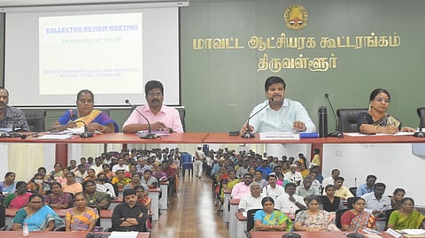 திருவள்ளூா் மாவட்ட ஆட்சியா் அலுவலகக் கூட்டரங்கில் ஆதிதிராவிடா்- பழங்குடியினா் மற்றும் பிற்படுத்தப்பட்டோா் நல விடுதிகளின் காப்பாளா்களுடனான ஆய்வுக் கூட்டத்தில் பேசிய ஆட்சியா் த.பிரபு சங்கா். உடன், முதன்மைக் கல்வி அலுவலா் ரவிச்சந்திரன் உள்ளிட்டோா்.