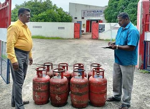உணவகங்களில் பயன்படுத்தப்பட்ட
வீட்டு உபயோக எரிவாயு உருளைகள் பறிமுதல்