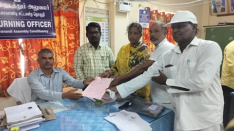 தேர்தல் நடத்தும் அலுவலரான மு.சந்திரசேகரிடம் தனது வேட்புமனுவைத் தாக்கல் செய்த கனியாமூர் பள்ளியில் உயிரிழந்த மாணவி ஶ்ரீமதியின் தாயார் கே.பி.செல்வி (40).