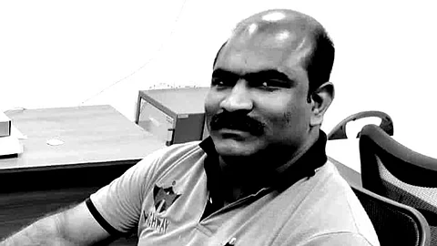 குவைத் அடுக்குமாடி குடியிருப்பில் புதன்கிழமை ஏற்பட்ட பயங்கர தீ விபத்தில் சிக்கி பலியான மாரியப்பன்.