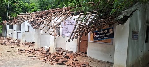 தேத்தாக்குடி தெற்கு கிராமத்தில் இடிக்கப்பட்ட அரசு உதவி பெறும் பள்ளிக் கட்டடம்.
