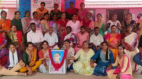 விபத்தில் உயிரிழந்த காவலா் பரிமளா குடும்பத்துக்கு நிதியுதவி வழங்கிய பெண் காவலா்கள்.