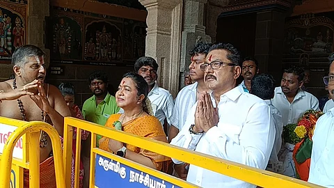 மனைவி வெற்றிபெற வேண்டி நடிகர் சரத்குமார் அங்க பிரதட்சிணம்!