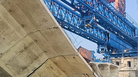 பிகாரின் கிழக்கு சம்பாரன் மாவட்டத்தில் ஞாயிற்றுக்கிழமை இடிந்து விழுந்த புதிய பாலம்.