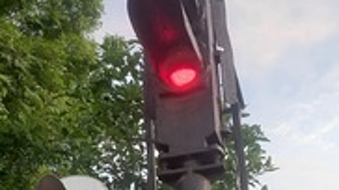 நீடாமங்கலம் ரயில் நிலையத்தில் பொருத்தப்பட்டுள்ள தானியங்கி சிக்னல்.