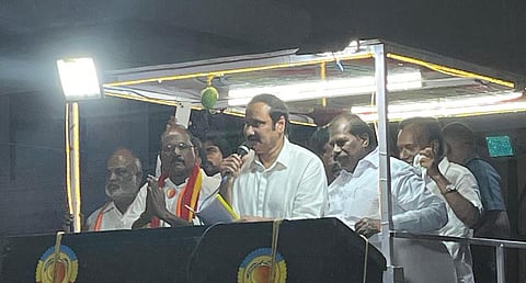 விக்கிரவாண்டி அருகே பாமக வேட்பாளா் சி.அன்புமணிக்கு ஆதரவாக திங்கள்கிழமை வாக்கு சேகரித்து பேசிய கட்சியின் தலைவா் அன்புமணி ராமதாஸ். உடன் ஜி.கே.மணி.