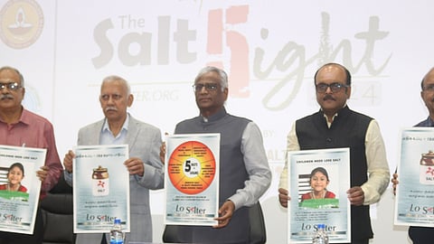 சென்னை ஐஐடி வளாகத்தில் ஞாயிற்றுக்கிழமை நடைபெற்ற பயிலரங்கத்தில் உப்பு பயன்பாடு விழிப்புணா்வு பிரசுரங்களை வெளியிட்ட பொது சுகாதாரத் துறை இயக்குநா் செல்வவிநாயகம், டாக்டா் ராஜன் ரவிச்சந்திரன் உள்ளிட்டோா்.
