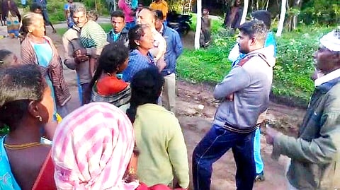 மாவடப்பு செட்டில்மெண்டில் மலைவாழ் மக்களிடம் விசாரணை நடத்திய அதிகாரிகள்.