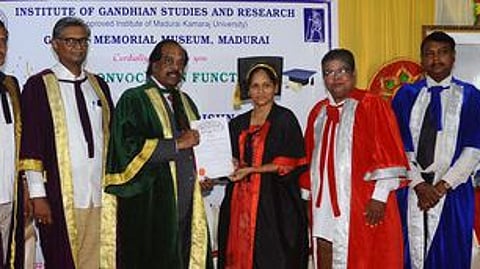 மதுரை காந்தி நினைவு அருங்காட்சியகத்தில் சனிக்கிழமை நடைபெற்ற  யோகா பட்டயப் படிப்பு முடித்தவா்களுக்கான பட்டமளிப்பு விழாவில், படிப்பை நிறைவு செய்த ஒருவருக்குப் பட்டம் வழங்கிய திருவாரூா், தமிழ்நாடு மத்தியப் பல்கலைக்கழக துணைவேந்தா் எம். கிருஷ்ணன்.