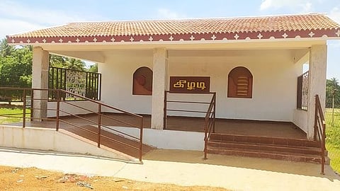 சுற்றுலாப் பயணிகளை கவா்ந்த
கீழடி பேருந்து நிறுத்தம்!