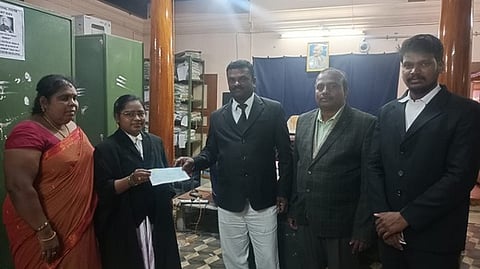 கடிதம் தாமதமாக விநியோகிக்கப்பட்ட வழக்கில் பாதிக்கப்பட்ட தரப்பினருக்கு இழப்பீட்டுத்தொகை வழங்கும் மாவட்ட நுகா்வோா் குறைதீா் ஆணையத் தலைவா் டி. சேகா்.