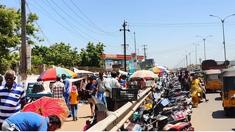 காவாங்கரை பகுதியில் ஆக்கிரமிப்புகள், வாகனங்களால் ஏற்படும் போக்குவரத்து நெரிசல்.