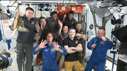 சா்வேச விண்வெளி நிலையத்தில் சக விண்வெளி வீரா்களுடன் சுனிதா வில்லியம்ஸ் .