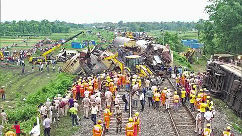 மீட்புப் பணியின்போது... விபத்தில் சிக்கிய கஞ்சன்ஜங்கா எக்ஸ்பிரஸ் (கோப்பிலிருந்து)