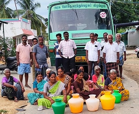 காலி குடங்களுடன் சாலை மறியலில் ஈடுபட்ட மக்கள்.