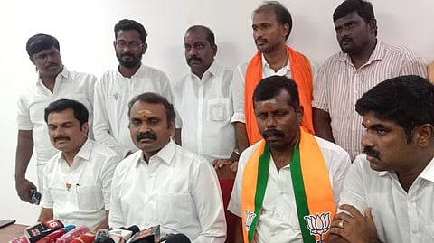 நாமக்கல்லில் சனிக்கிழமை செய்தியாளா்களுக்குப் பேட்டியளித்த மத்திய இணை அமைச்சா் எல்.முருகன்.