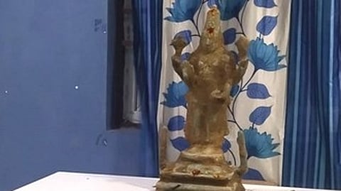 மன்னாா்குடியில் வீடு கட்ட பள்ளம் தோண்டும்போது கண்டெடுக்கப்பட்ட பெருமாள் சிலை.