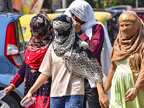 வெப்பத்தில் தற்காத்துக்கொள்ளும் பெண்கள்