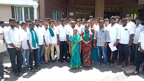 நாமக்கல் ஆட்சியா் அலுவலகத்தில் திங்கள்கிழமை மனு அளிக்க வந்த யுவராஜின் தாய் ரத்தினம், தீரன் சின்னமலை கவுண்டா் பேரவையினா்.