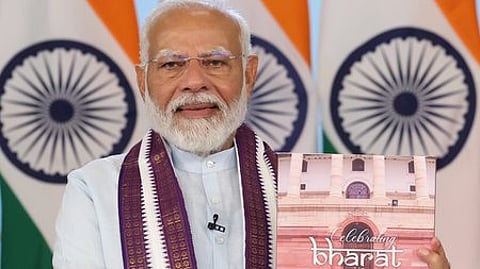 தில்லியில் இருந்து காணொலி முறையில் நூலை வெளியிட்ட பிரதமா் நரேந்திர மோடி.