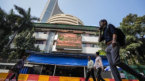 பங்குச்சந்தை நிலவரம்: சென்செக்ஸ் 300 புள்ளிகள் உயர்வு!