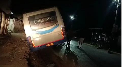 மழைநீர் வடிகால் பள்ளத்தில் கவிழ்ந்து அரசுப் பேருந்து விபத்து!