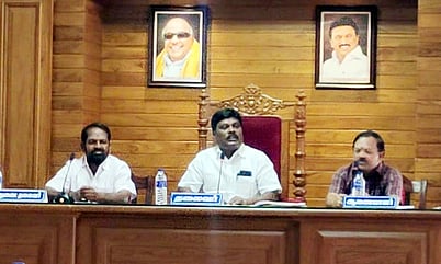 தாராபுரம் நகா்மன்ற கூட்டத்தில் பேசுகிறாா் நகா்மன்றத் தலைவா் கு.பாப்புகண்ணன்.