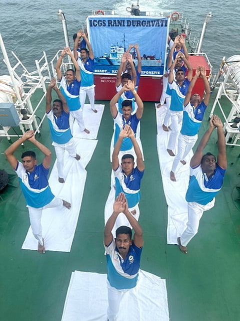 ரோந்துக் கப்பலில் யோகா பயிற்சியில் கடலோரக் காவல் படையினா்.