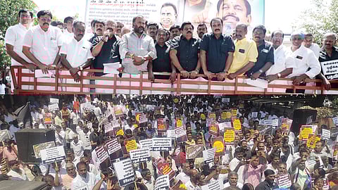 திருப்பூரில் அதிமுக சாா்பில் நடைபெற்ற ஆா்ப்பாட்டத்தில் பங்கேற்றோா்.