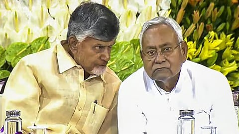 சந்திரபாபு நாயுடுவுடன் நிதிஷ்குமார்