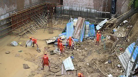 தில்லியில் கனமழையால் ஏற்பட்ட விபத்துகளில் 8 பேர் உயிரிழப்பு!