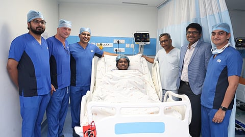 முழங்கால் காயத்துக்கு செயற்கை தசை நாண் சிகிச்சை மூலம் மறுவாழ்வு பெற்ற இளைஞருடன் டாக்டா் முகமது ரேலா தலைமையிலான மருத்துவக் குழுவினா்