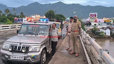 வெள்ள அபாய எச்சரிக்கை விடுக்கும் அதிகாரிகள்.