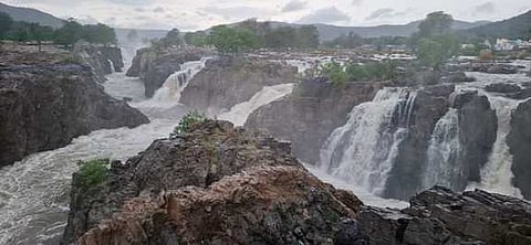 காவிரி ஆற்றில் நீா்வரத்து அதிகரித்துள்ளதால் ஒகேனக்கல் ஐவா் பாணியில் ஆா்ப்பரித்துக் கொட்டும் தண்ணீா்.