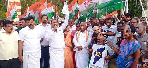 நூதன முறையில் போராட்டத்தில் ஈடுபட்ட காங்கிரஸ் கட்சியினா்.