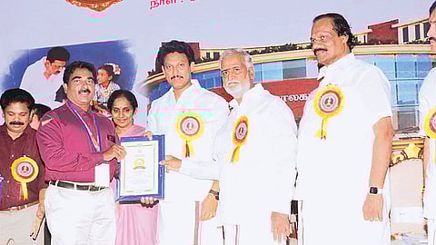 மாணவர்களை நல்வழிப்படுத்தும் ஆசிரியர்...