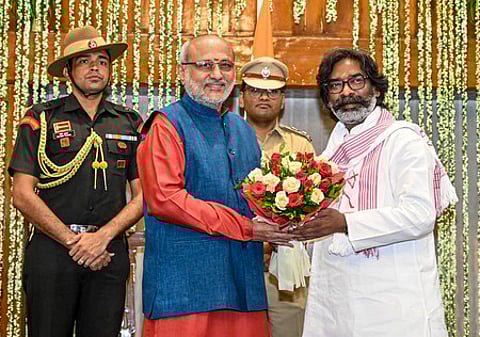 ஜாா்க்கண்ட் முதல்வராக ஹேமந்த் சோரனுக்கு பதவிப் பிரமாணம் செய்துவைத்த ஆளுநா் சி.பி.ராதாகிருஷ்ணன்.