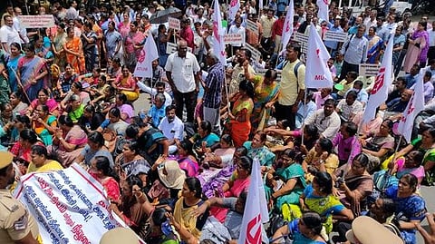 மதுரை ஆரப்பாளையம் பேருந்து நிலையம் அருகே சனிக்கிழமை சாலை மறியல் போராட்டத்தில் ஈடுப்பட்ட பேராசிரியா்கள்.