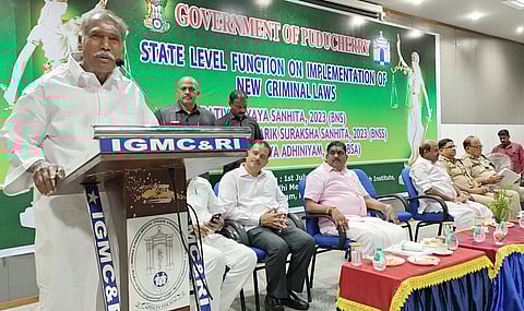 புதுச்சேரி கதிா்காமம் இந்திராகாந்தி அரசு மருத்துவக் கல்லூரி மற்றும் ஆராய்ச்சி மைய வளாகத்தில் திங்கள்கிழமை நடைபெற்ற புதிய குற்றவியல் சட்டங்களின் அறிமுக நிகழ்ச்சியில் பேசும் முதல்வா் என்.ரங்கசாமி. உடன் அமைச்சா்கள் ஏ.நமச்சிவாயம், க.லட்சுமி நாராயண்,எம்எல