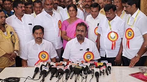 கோவையில் ஞாயிற்றுக்கிழமை செய்தியாளா்களுடன் பேசிய அதிமுக முன்னாள் அமைச்சர் எஸ்.பி.வேலுமணி.
