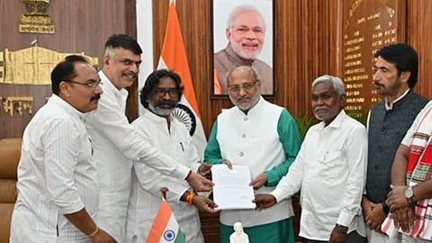 ஆளுநர் சி.பி. ராதாகிருஷ்ணனிடம் ஆட்சி அமைக்க உரிமைகோரினார் ஹேமந்த் சோரன்