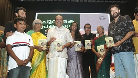 கொச்சியில் அண்மையில் நடைபெற்ற நூல் வெளியீட்டு விழாவில் லுலு குழுமத் தலைவா் எம்.ஏ.யூசுப் அலி, டி.ஐ.ஜி நிஷாந்தினி, கேரள முன்னாள் டிஜிபி லோக்நாத் பெஹ்ரா, ராஜமாணிக்கத்தின் தாய் பஞ்சவா்ணம், நடி