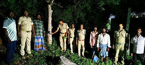 ஈச்சம்பட்டு கிராமத்தில் சிசிடிவி கேமரா பொருத்தி கண்காணிப்புப் பணியை மேற்கொண்ட வனத் துறையினா்.