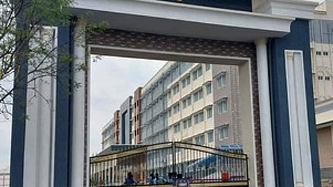 அரியலூா் அரசு மருத்துவக் கல்லூரி மருத்துவமனையின் முகப்புத்தோற்றம்.