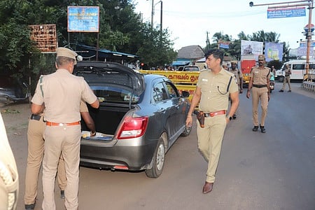 நாகை நகா் பகுதியில் வெள்ளிக்கிழமை ஆய்வு மேற்கொண்ட மாவட்ட காவல் கண்காணிப்பாளா் ஹா்ஷ் சிங்.