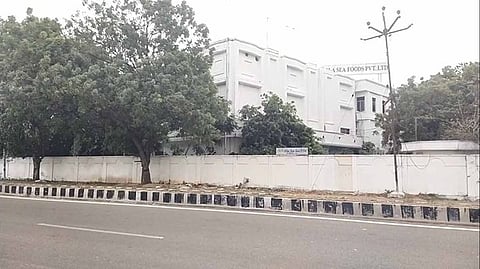 தீ விபத்து நிகழ்ந்த தனியாா் மீன் பதப்படுத்தும் ஆலை.